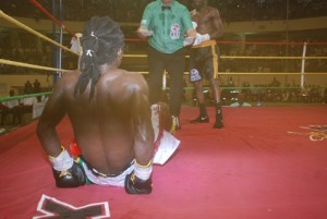 A la 12e et dernière reprise, Yoyo envoi son challenger au tapis, en guise d’allégeance 