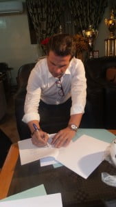 Paulo Duarte procédant à la signature du contrat