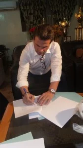 Paulo Duarte procédant à la signature du contrat