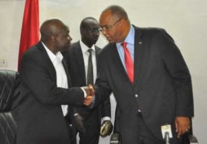 Le nouveau ministre, Taïrou Bangré (gauche), se faisant installer par le SG du gouvernement