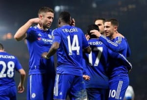 Bertrand Traoré félicité par ses coéquipiers après son but