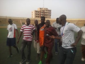 Le portier de l'USO, Aimé Zongo, en pleurs est réconforté par son coach à l'issue du match